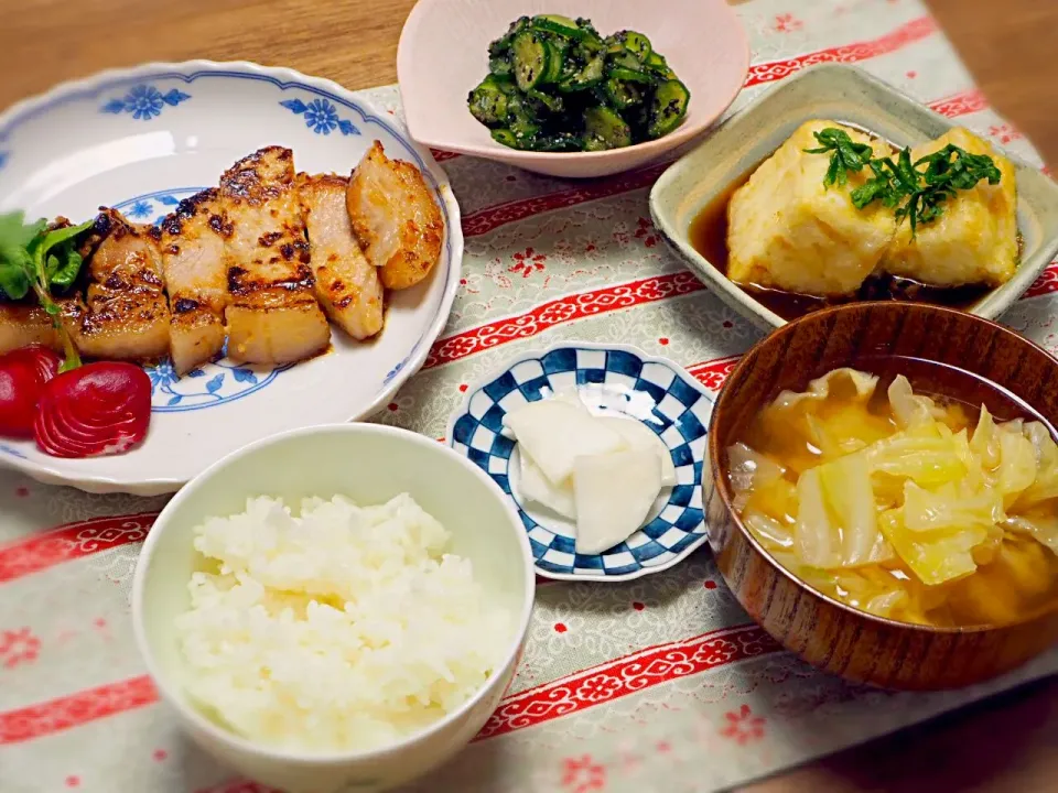 Snapdishの料理写真:☆豚肉の味噌漬け焼き
☆揚げ出し豆腐
☆きゅうりの黒ゴマ和え
☆かぶの塩麹漬け
☆キャベツのお味噌汁|なべちゃんさん