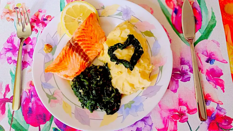 grilled Salmon with garlic spinach and potatoe stamp
 #spinach #salmon #Lachs #potatoe|Najeskaさん