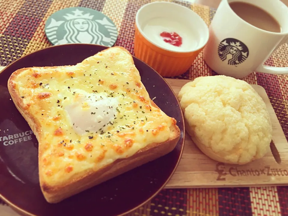 Snapdishの料理写真:♡朝ごパン〜エッグトーストにスタバのデカフェコーヒーで至福の朝〜♡|miyuさん