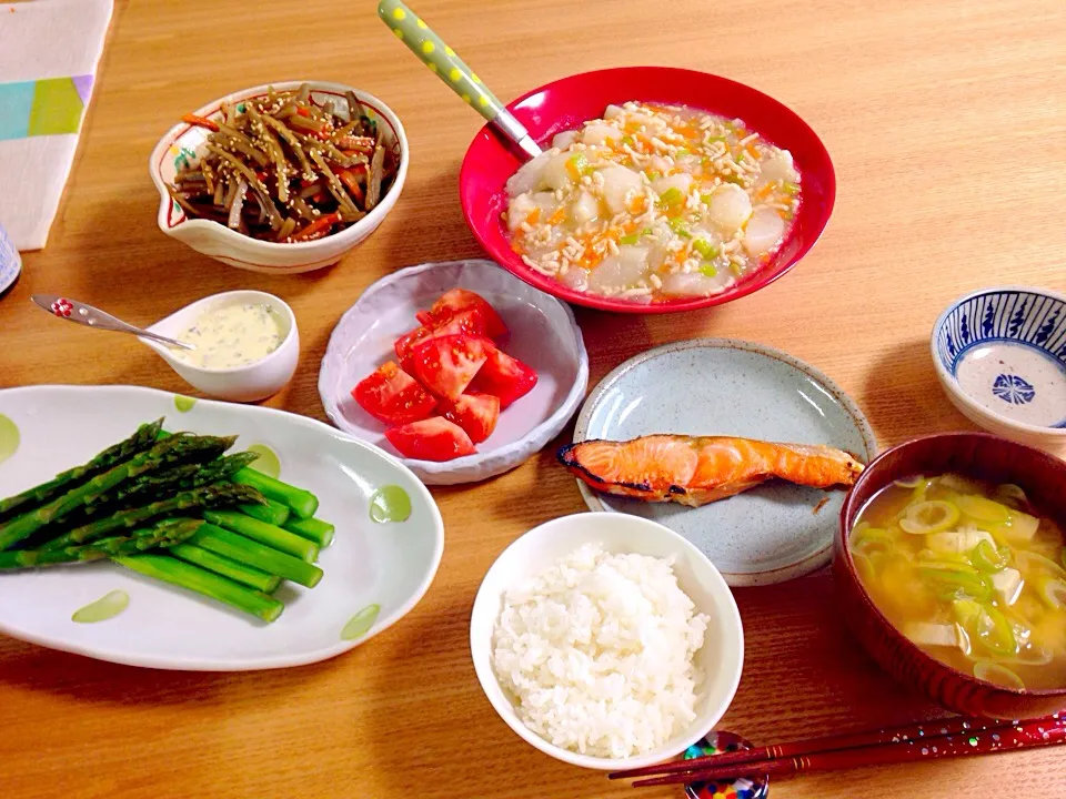 Snapdishの料理写真:かぶと鳥ひき肉あんかけ  きんぴらごぼう アスパラ&トマトサラダ|ちーままさん