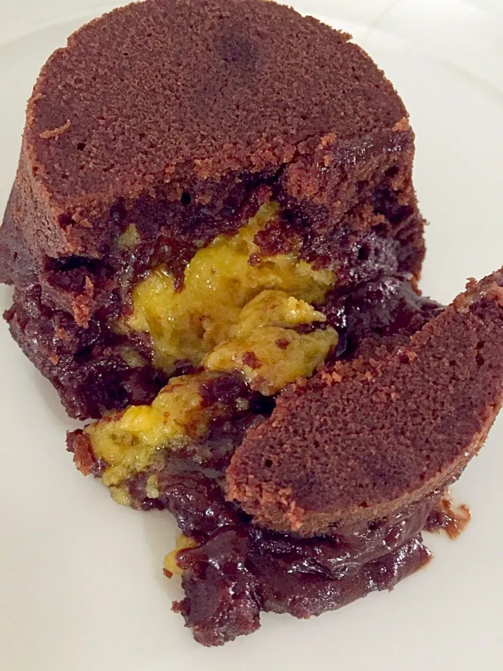 Salted egg molten lava cake|Tari's Kitchenさん