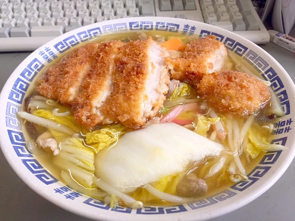 やらかした〜❗️
カツ野菜ラーメン❗️¥1100❗️

って、何の反動だ・・・|BOOさん