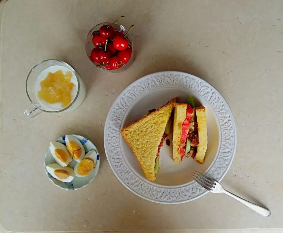 Breakfast: Sandwich, yoghurt with honey, boiled egg, cheery.|Liciaさん