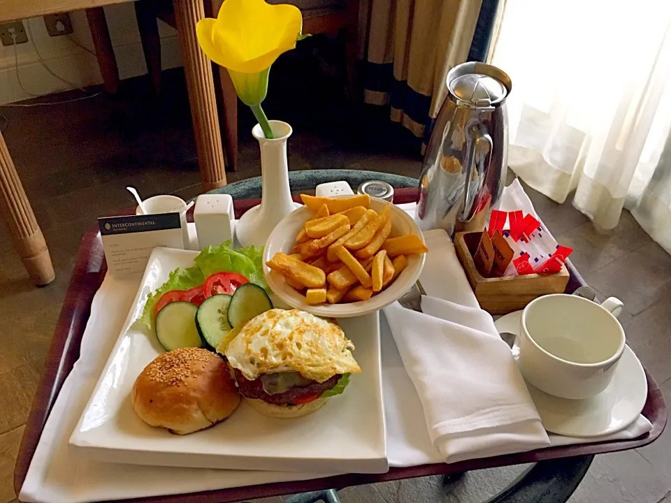 Homemade beef burger at intercontinental hotel in Kenya|milkyさん