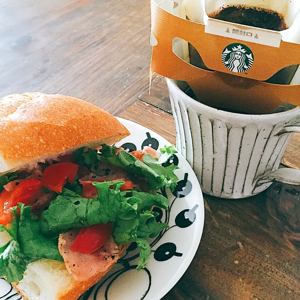 Snapdishの料理写真:STARBUCKSハウスブレンド&ベーコンサラダサンド|アッツさん