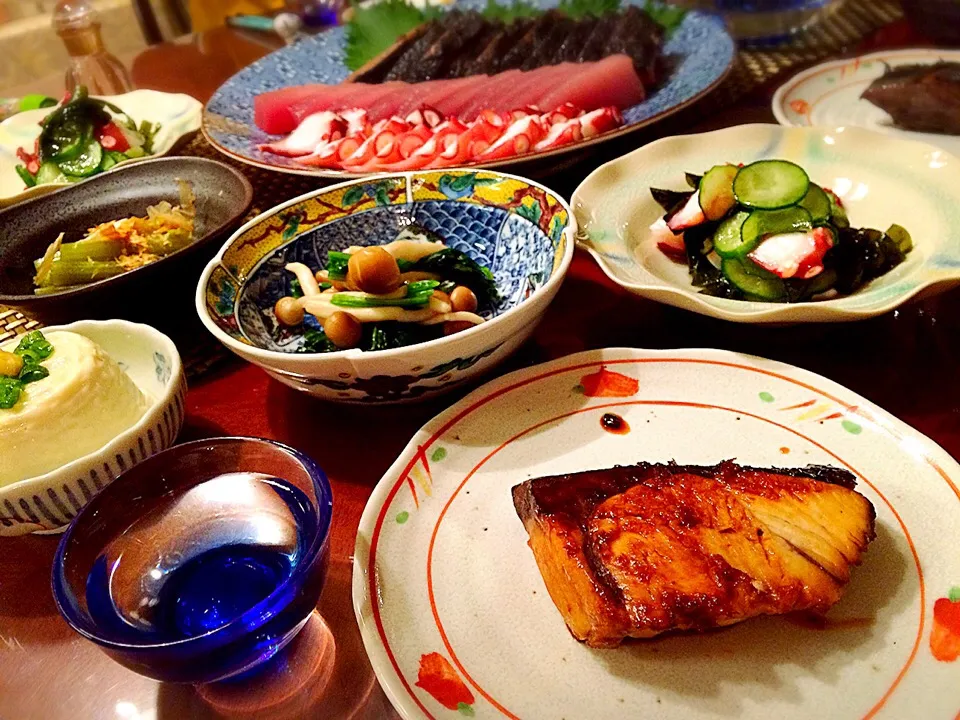 鰤照り焼き、蕗、ほうれん草しめじの煮浸し、蛸酢、刺身、紅寿🍶|72roseさん