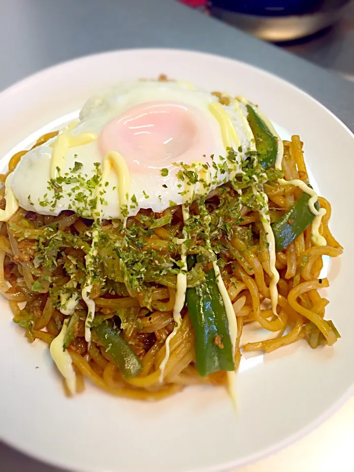 焼きそば目玉焼きのっけ✨|よーさんさん