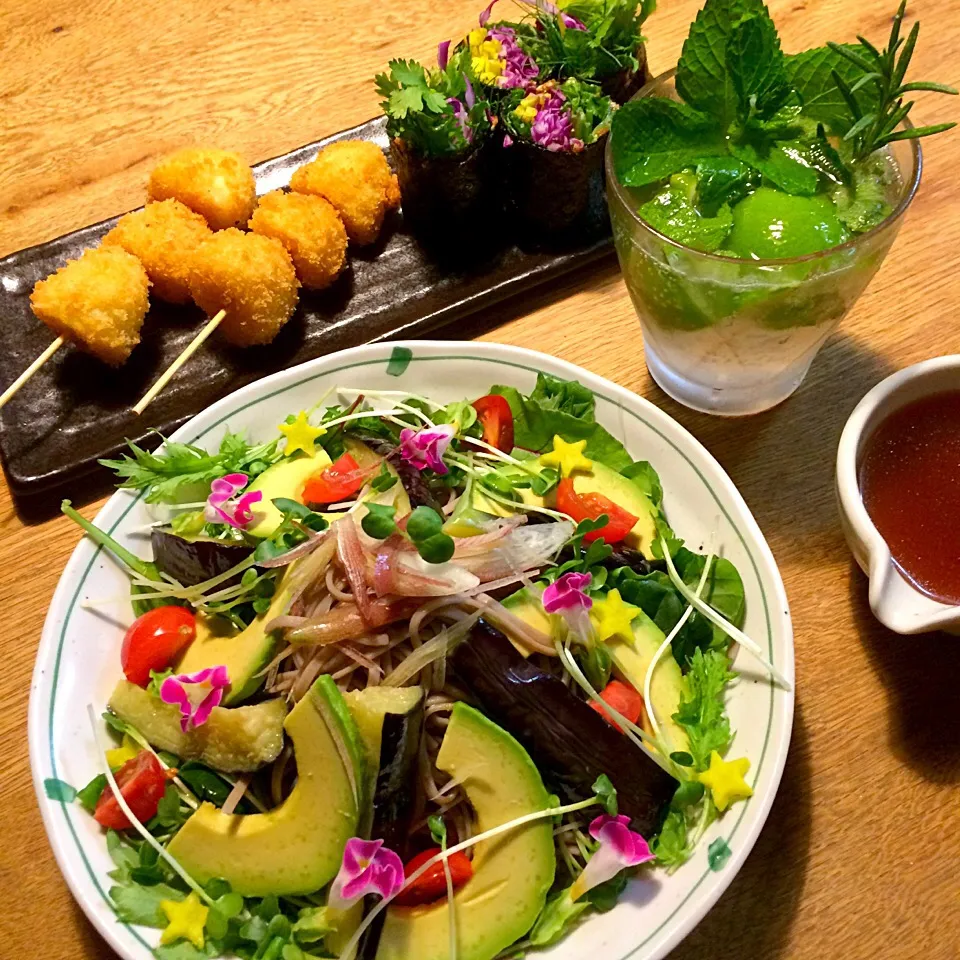 Snapdishの料理写真:vegan
アボカド蕎麦
芋フライ
海苔巻きサラダ|makiko_aさん