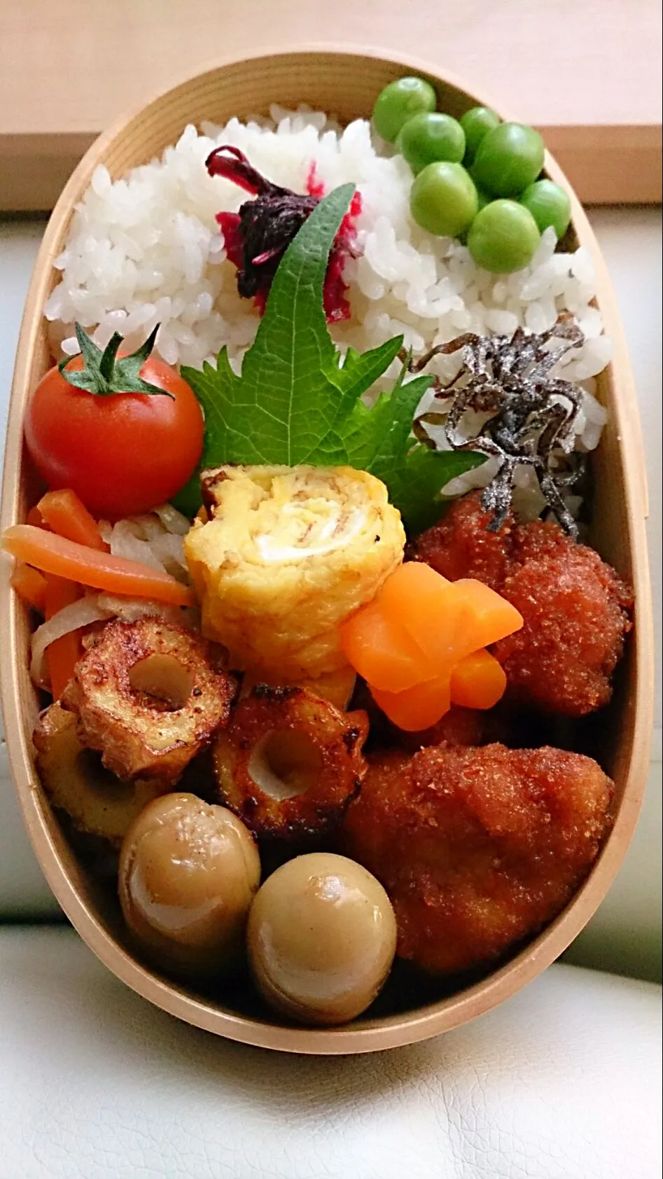 パパ弁当  ソースチキンカツ弁当 チキンカツ、卵焼き、切り干し大根、うすい豆の塩ゆで、ウインナー、竹輪のカレー炒め、トマト、塩こんぶ、等|とだともさん