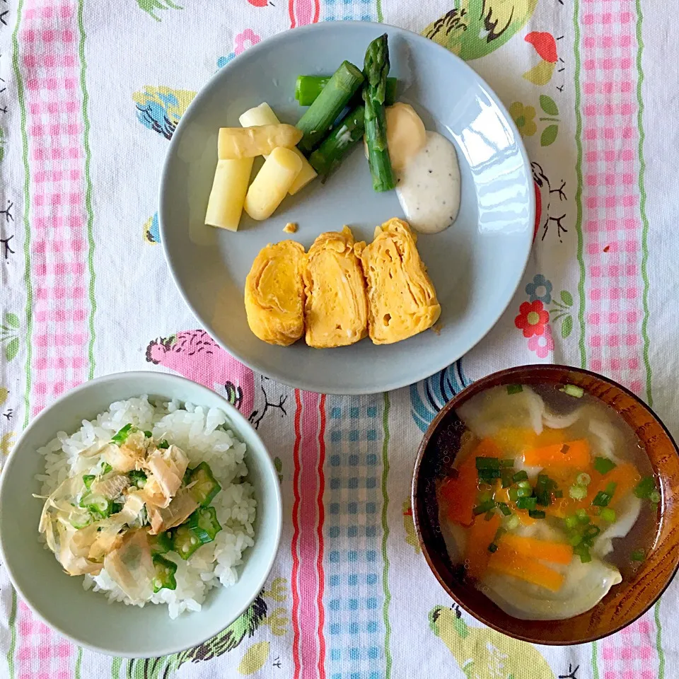 朝ごはん🐻🍒

✩オクラごはん
✩水餃子スープ
✩だし巻きたまご  アスパラ|はるさん