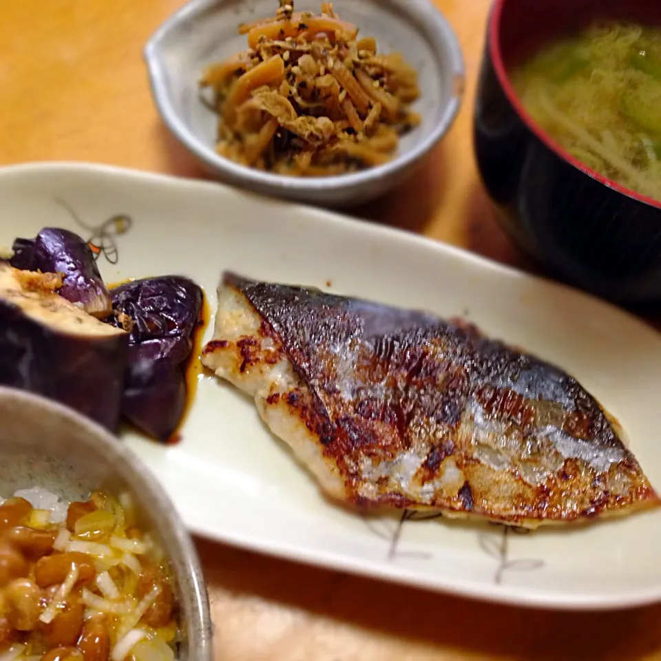 サゴシの麹漬けと茄子の生姜焼をメインに🌞納豆御飯・ピーマンとモヤシの御御御付けに、大根の皮の山椒ジャコ風を添えて(=´∀｀)人(´∀｀=)|こなちゅんさん