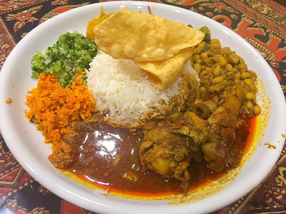 近所に出来たスリランカ料理屋さんのカレーどす🍛良いお店が出来てくれて嬉しゅう御座いますわ👏でも、ビリヤニが売り切れてたのは少し残念どす😢|にゃあ（芸名）さん