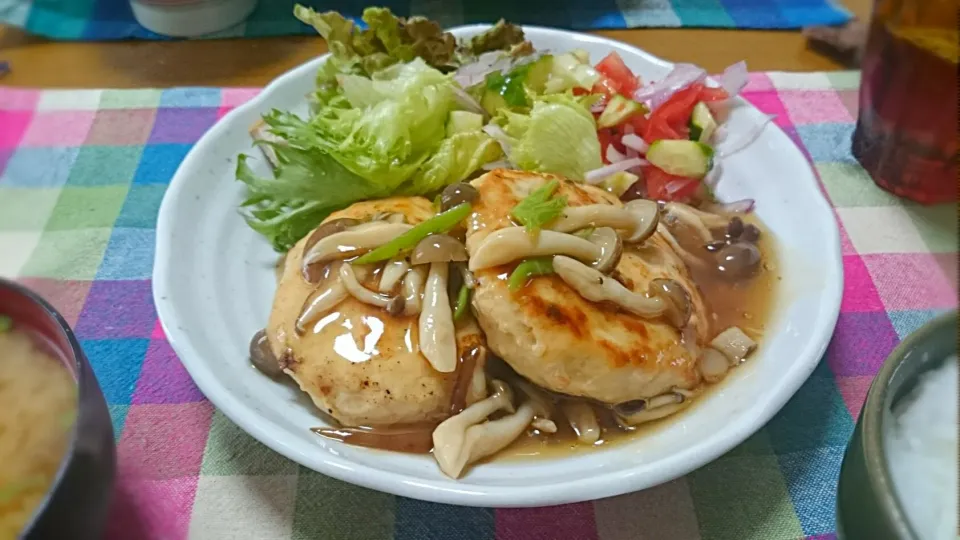 鶏ひき肉と豆腐のハンバーグきのこソース|なおさん