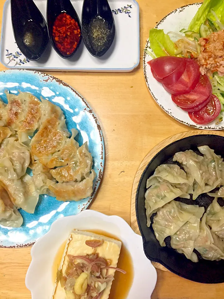 Snapdishの料理写真:ツナの棒棒鶏風サラダ、豆腐、餃子！タレは３種！！|ミカさん