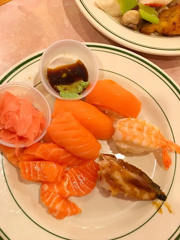 Sushi at Chinese buffet|shaine91さん