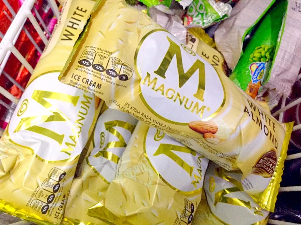 Es Cream Magnum|Bambang Budiono Tjioさん