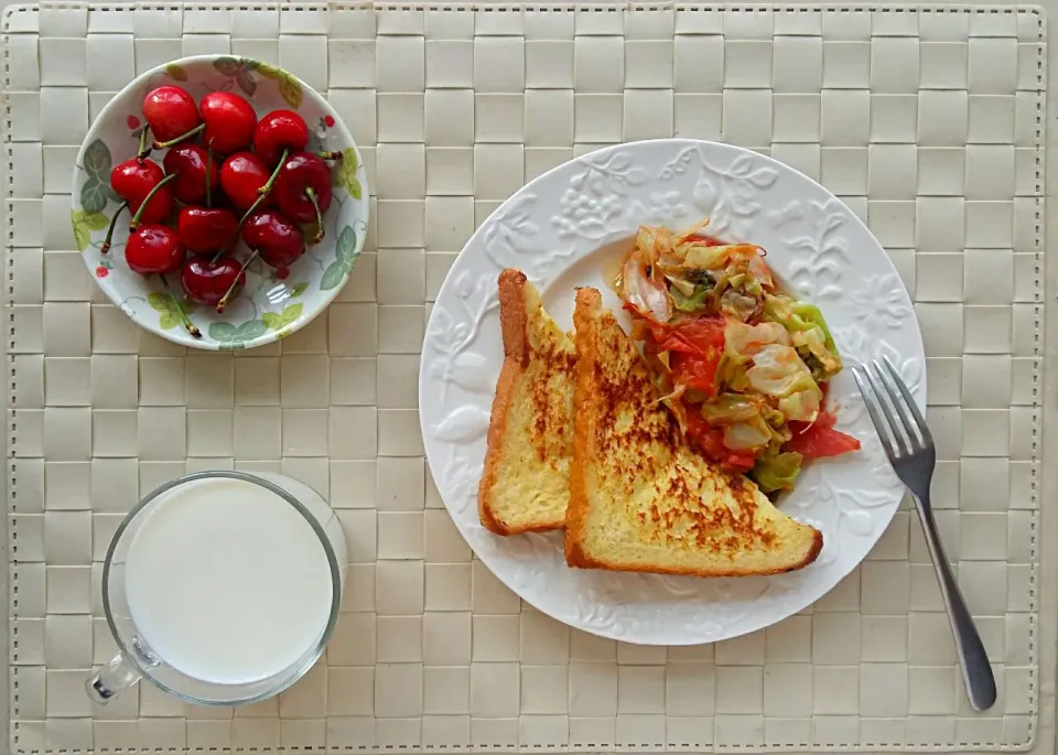 Breakfast: french toast, fried cabbage and tomato, cheery and milk.|Liciaさん