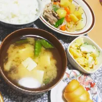 Snapdishの料理写真:肉じゃが
マカロニサラダ
さやインゲン豆ととうふのみそ汁|Minamiさん