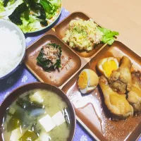 Snapdishの料理写真:手羽元の甘辛煮
デリ風ポテトサラダ
わかめと新玉ねぎのみそ汁|Minamiさん