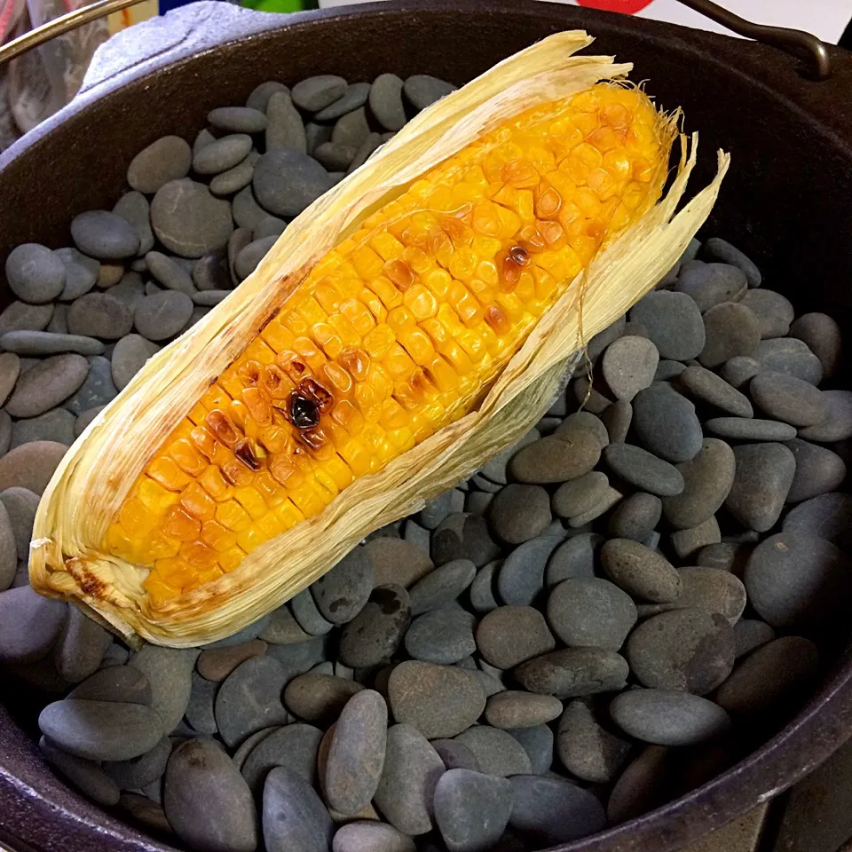 ダッチオーブンで石焼トウモロコシ。|hiroさん