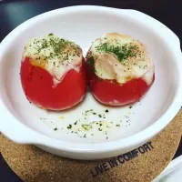 Snapdishの料理写真:トマトまるごとグラタン(*^^*)|彩さん