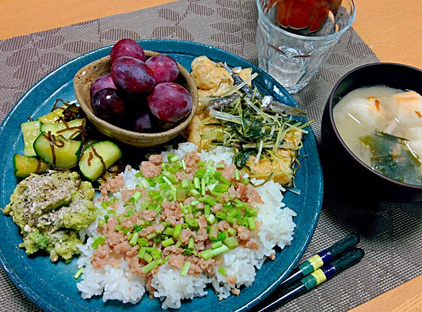 セリと鶏ひき肉の混ぜご飯、生揚げ水菜いりこの煮浸し、アボカドポテトサラダ、きゅうりの塩こんぶ和え、レッドグローブ|ねむねこさん