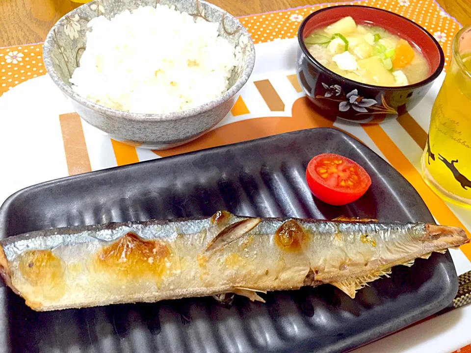 Snapdishの料理写真:秋刀魚の塩焼きと豚汁|shinobuさん