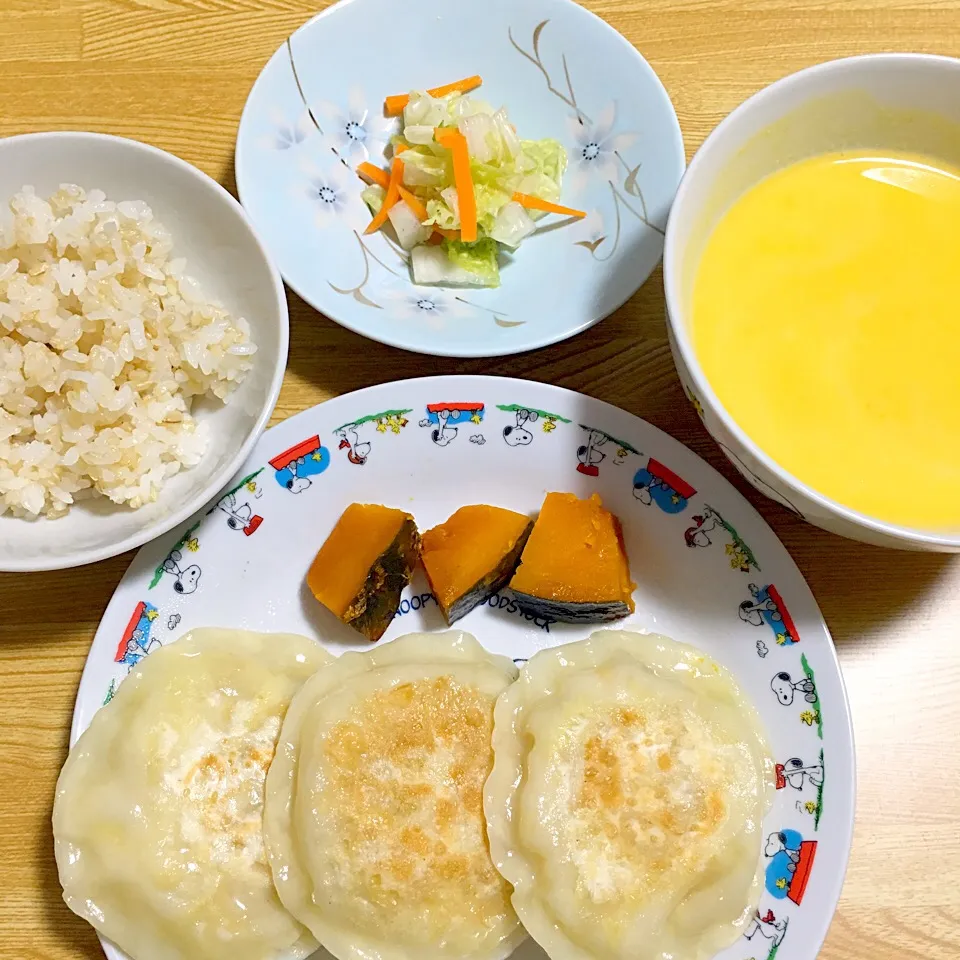 Snapdishの料理写真:ご飯
白菜の浅漬け
かぼちゃスープ
かぼちゃの煮物
キャベツを餃子の皮ではさみ焼き|あきえさん