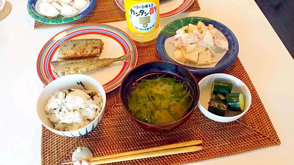 今日の夕食　さんまのマジックソルト焼き、かぶのサラダ、カンタン酢できゅうりの甘酢漬け、わかめごはん、豆苗の味噌汁|pinknari🐰🌈さん