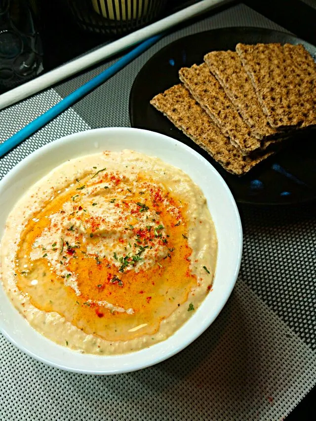 Snapdishの料理写真:Homemade Hummus with Greek Yogurt.
 #homemade #hummus #greekyogurt #snack|suki chan duarteさん