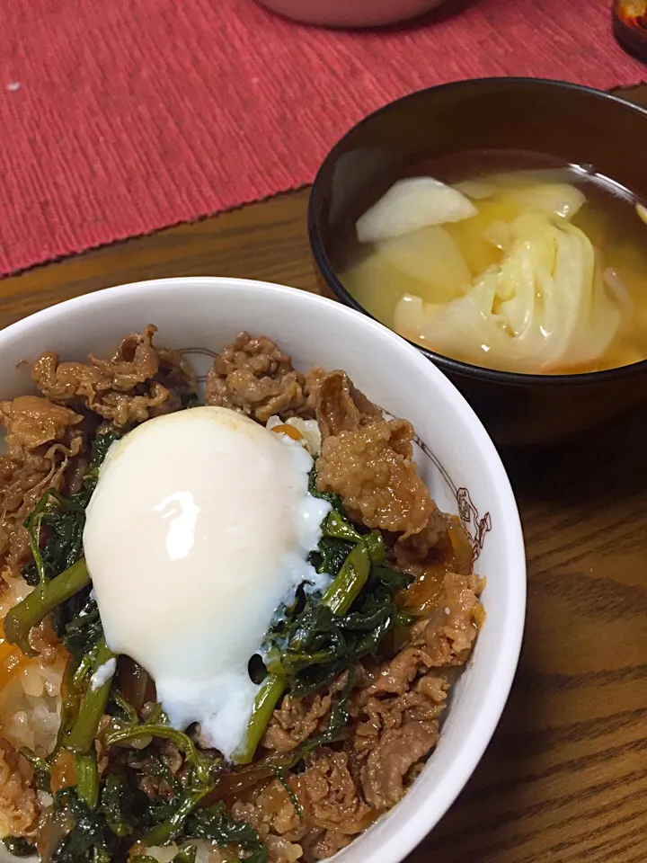 ヨシダソースで牛丼、春菊、温玉のせ|Terumi  Yokosawaさん