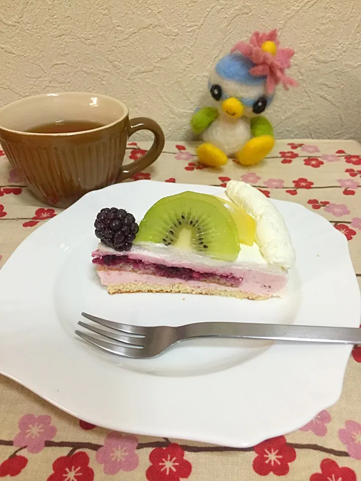 #イチゴムースケーキ🍓キウイと、ブラックベリー🎂|ようこさん