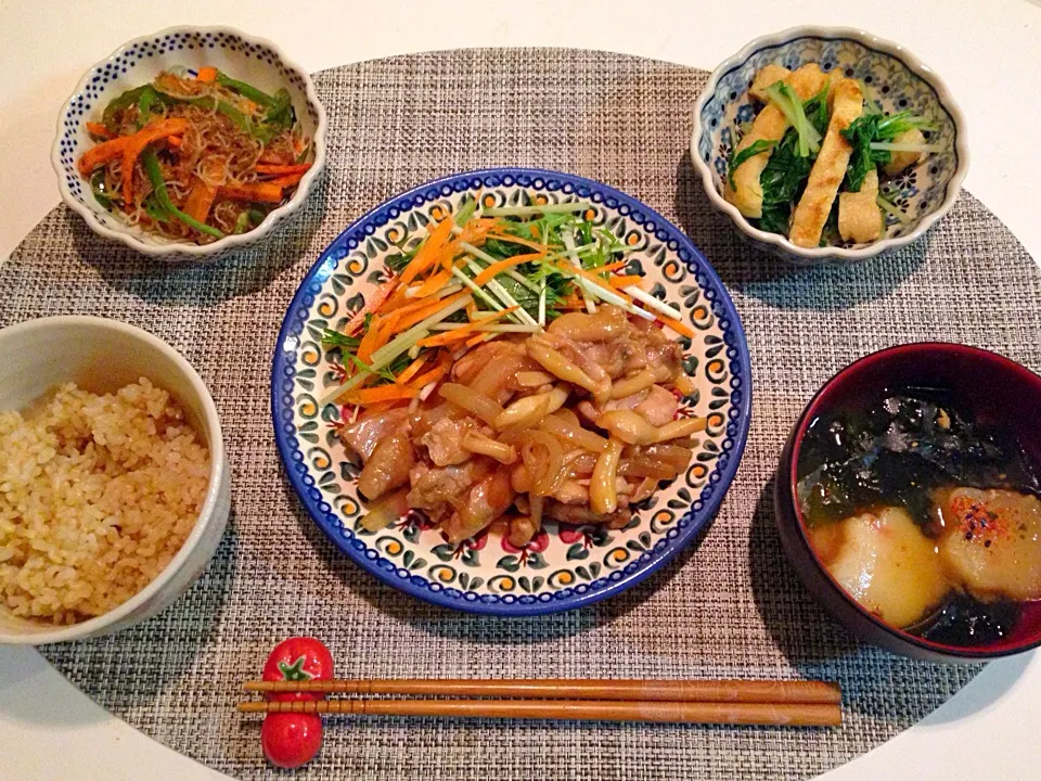 鶏ときのこの生姜焼き、ビーフンと野菜のおかか炒め、水菜と油揚げのおひたし、花麩とわかめのお味噌汁、玄米|にゅきさん