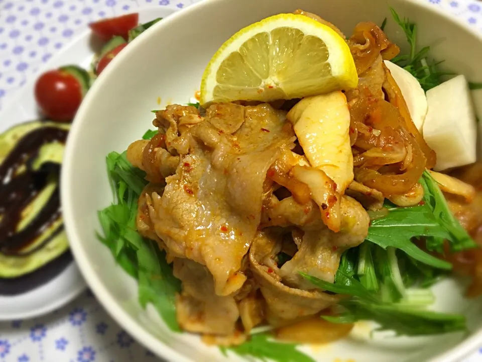 Snapdishの料理写真:豚キムチ丼（お米の代わりに！豆腐）|おはよう！あやです！さん