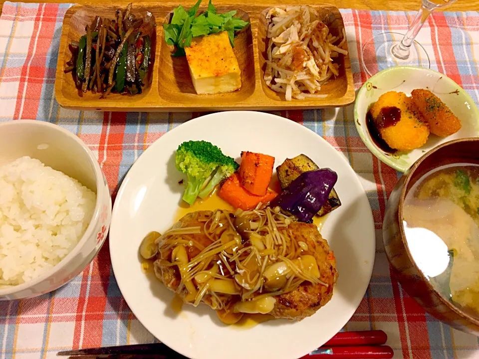 ＊和風あんかけハンバーグ♡
＊牛蒡とピーマンと蒟蒻のきんぴら
＊厚揚げを七味とポン酢で
＊大根と鶏ささみの梅おかか和え
＊コーンコロッケ
＊小松菜と玉ねぎの味噌汁|モケモケさん