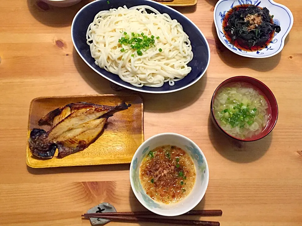 山形風ひっぱりうどんと鯵の干物焼き、生姜たっぷりネギスープ、金時草のおひたし|Daisuke Kasaharaさん