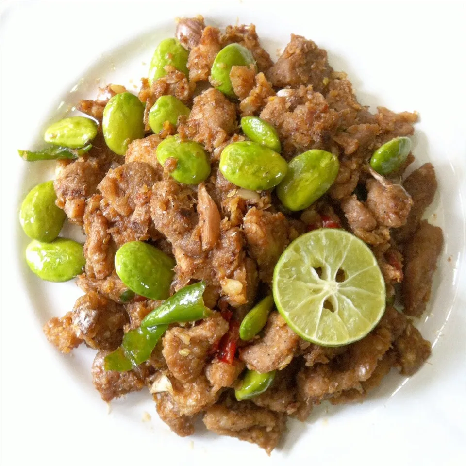 Snapdishの料理写真:Fried stink beans with sliced pork and shrimp paste #eatinthai|Eat in Thaiさん