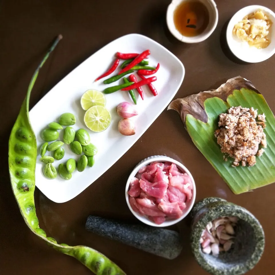 Fried stink beans with sliced pork and shrimp paste #eatinthai|Eat in Thaiさん