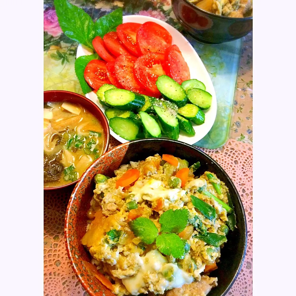 ご近所でお野菜頂きました。
うすい豆と、ネギ、キュウリ。
ありがとうございます！
頂きます。(o^^o)|Mami  Kisiさん