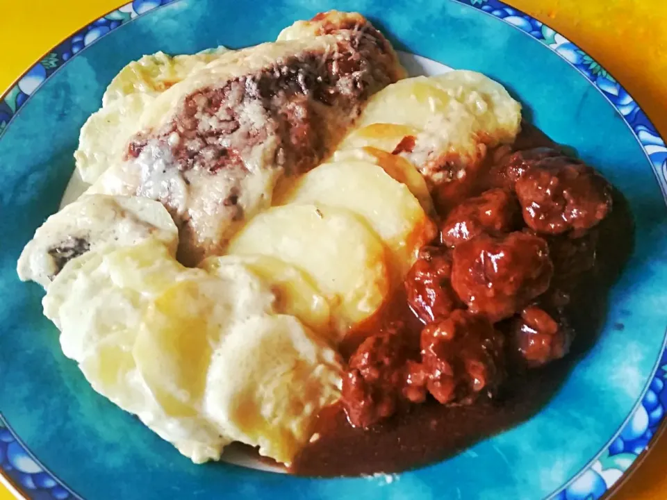 Potatoe cream gratin Dauphinois (overbaked with Swiss Gruyère cheese)  and little meatballs on redwine sauce
 #gratin dauphinois #Potatoe #Gruyère|Najeskaさん