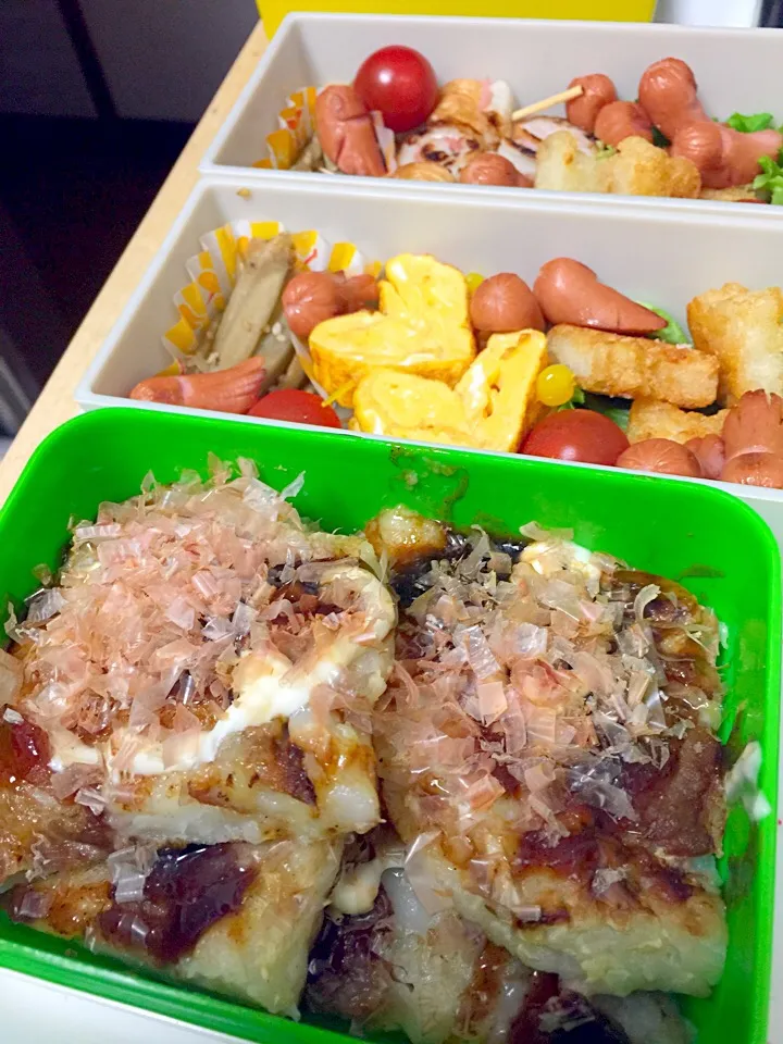 餅入りお好み焼き弁当（自分用）、子供達用のお弁当ふたつ。やっぱり似たようなメニューになるなあ…|アンデルセンさん