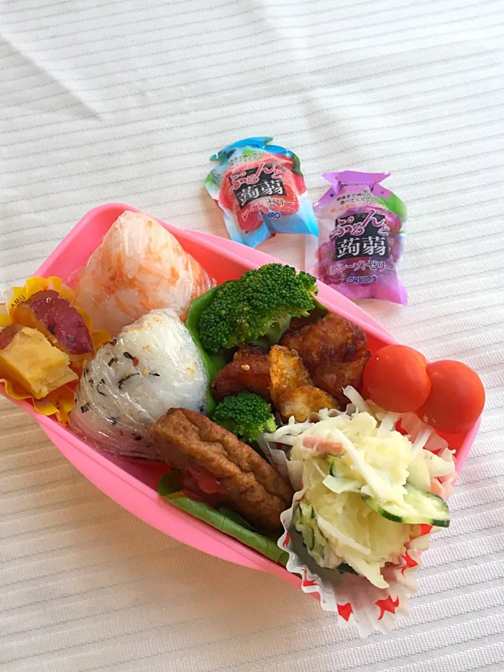 Snapdishの料理写真:高校一年長女のお弁当
☆鶏肉と牛蒡の甘辛揚げ
☆ポテトサラダ
☆ハンバーグ
☆サツマイモの甘煮
☆プチトマトとブロッコリー
☆おにぎり|morio0827さん