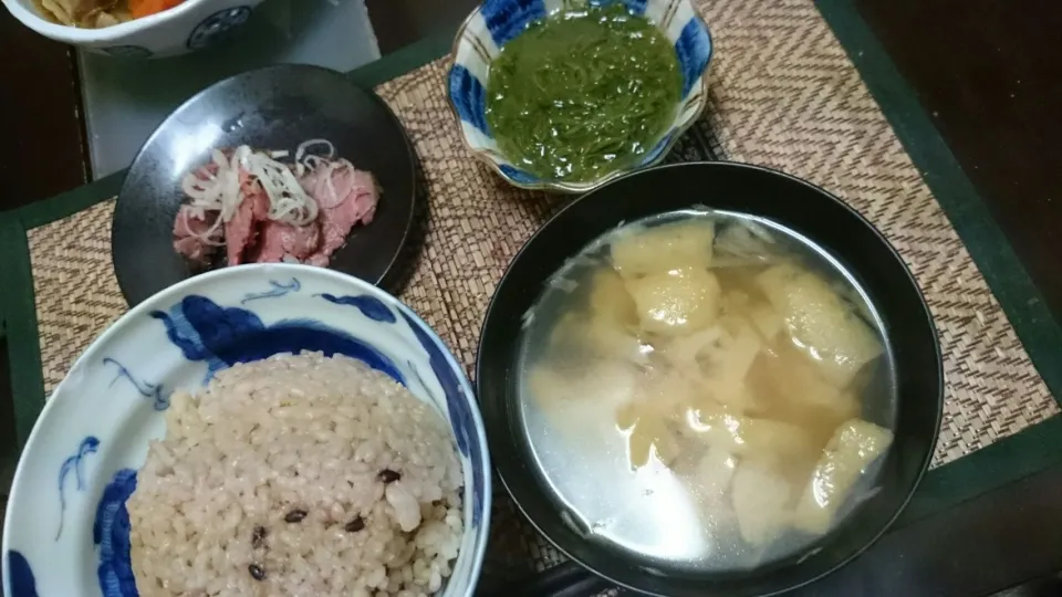 Snapdishの料理写真:ローストビーフ＆めかぶ＆シメジの味噌汁|まぐろさん