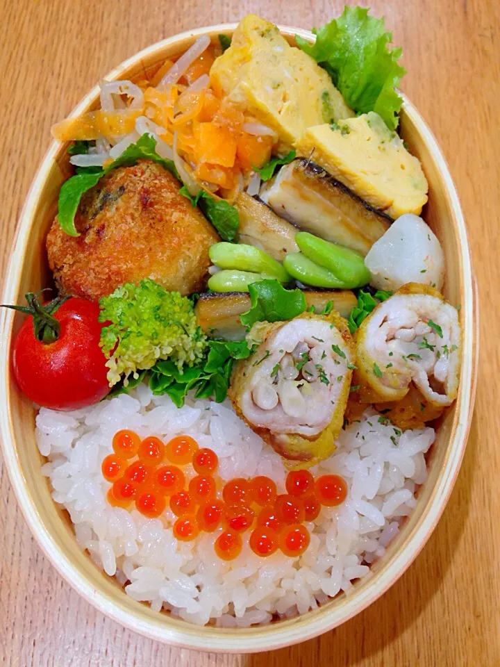 Snapdishの料理写真:自分お弁当。芋に転がしを潰して田舎コロッケ、豚肉シメジ巻きカレー風味、卵焼きブロッコリー入り、かぶそら豆煮、いくらごはん、塩サバ、人参ナムル。|泡子さんさん