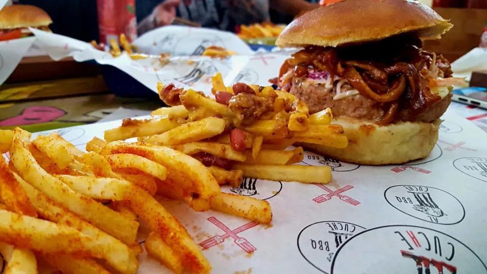 Burger, brisket and fries|Eduardo Mestre Sさん