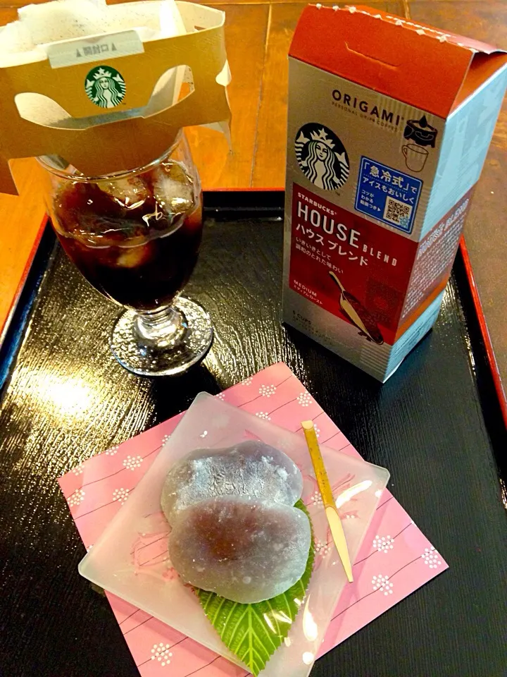 スタバックス急冷式アイスコーヒーと和菓子もとても合うのです！
冷たい水大福で休憩。|きゅうちゃんさん