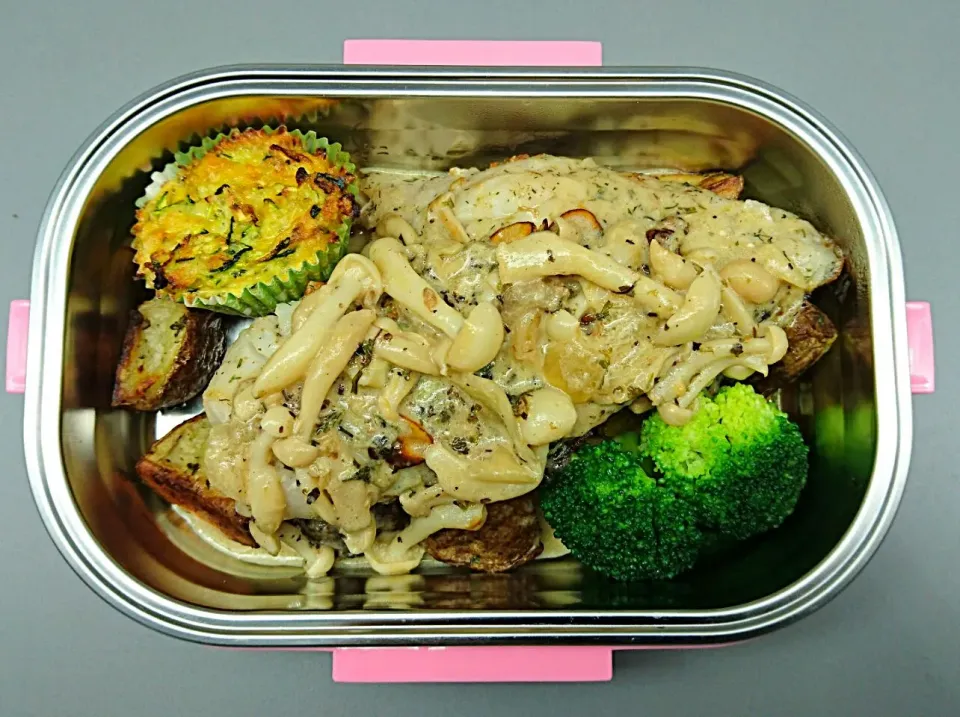 7-3-2016 #Monday
Pan Fried Fish Fillet with Mushroom Cream Sauce + Roast Potato + Bake Cheese Zucchini + #Broccoli
#kidsschoollunch #kidslunchbox #kidsmeal #lun|suki chan duarteさん