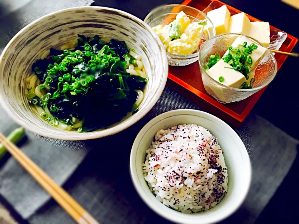 ワカメうどん×ゆかりご飯×冷奴×ポテサラ×業務スーパーのチーズケーキ☻|rai☻*さん