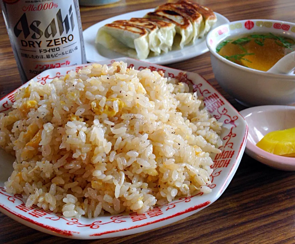 Snapdishの料理写真:昼ごはん チャーハン 餃子|ぽんたさん