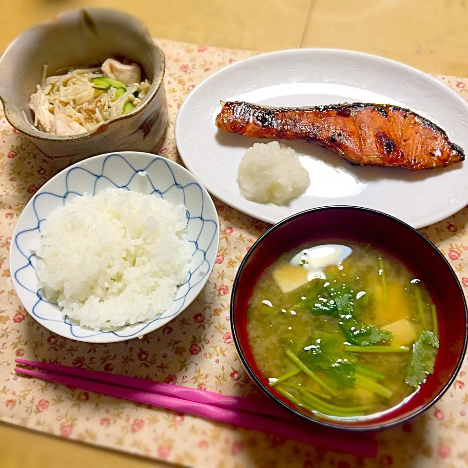 さけの幽庵焼き
鶏ササミのさっぱり和え
アオサと三つ葉のみそ汁
ごはん|しまさん